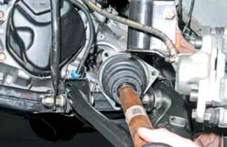 Extracción de las transmisiones de las ruedas de la caja de cambios JH3 del automóvil Lada Largus