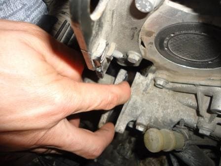 How to replace the F4R engine thermostat