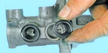 Replacing the brake master cylinder Renault Megane 2