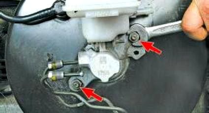Replacing the brake master cylinder Renault Megane 2