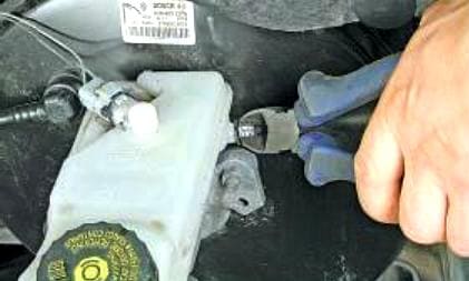 Replacing the brake master cylinder for Renault Megane 2