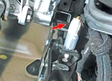 Removing and installing brake light switch Renault Megane 2
