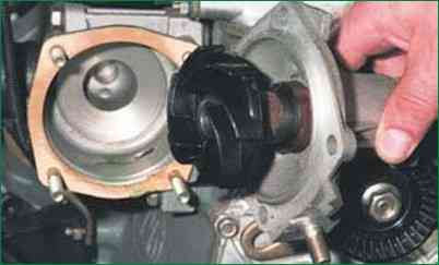 How to replace a Chevrolet Niva engine coolant pump