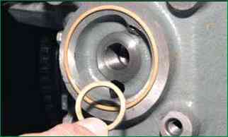 How to replace VAZ-2123 oil filter bracket seals