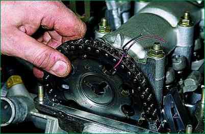 How to replace the VAZ-2123 chain guide