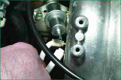 Checking and replacing the Niva Chevrolet fuel pressure regulator