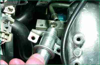 Перевірка та заміна регулятора тиску палива Niva Chevrolet