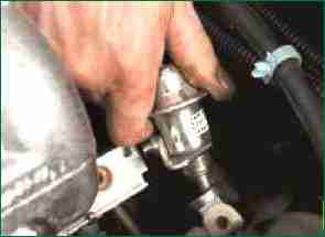 Comprobación y sustitución del regulador de presión de combustible Niva Chevrolet