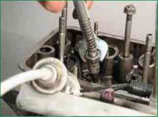 Grinding Niva Chevrolet cylinder head valves