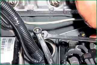 Lavado del sistema de ventilación del cárter de un automóvil Chevrolet Niva