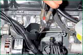 Spülen des Kurbelgehäuseentlüftungssystems eines Niva Chevrolet-Autos