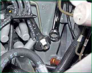 Spülung des Kurbelgehäuseentlüftungssystems eines Niva-Chevrolet-Autos