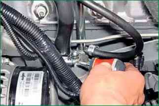 Flushing the crankcase ventilation system of a Chevrolet Niva car