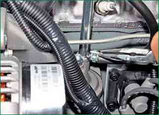 Flushing the crankcase ventilation system of a Chevrolet Niva car
