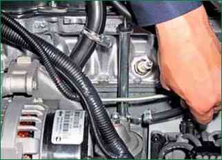 Spülen des Kurbelgehäuseentlüftungssystems eines Chevrolet Niva-Autos