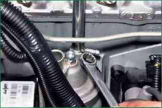 Spülung des Kurbelgehäuseentlüftungssystems eines Chevrolet Niva-Autos