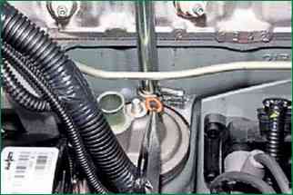 Spülen des Kurbelgehäuseentlüftungssystems eines Niva Chevrolet-Autos