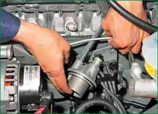Flushing the crankcase ventilation system of a Niva Chevrolet car