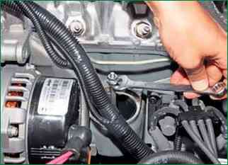 Flushing the crankcase ventilation system of a Niva Chevrolet car
