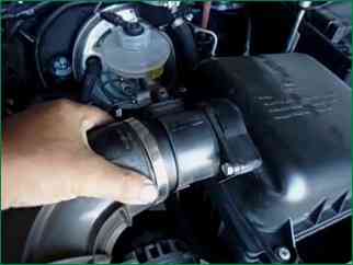 Заміна повітряного фільтра двигуна Niva Chevrolet