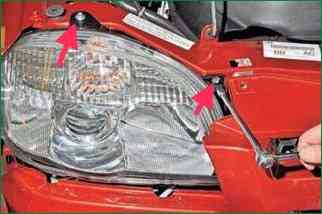 How to remove the headlight unit and replace VAZ-2123 bulbs