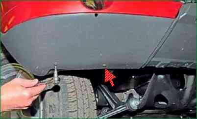 Reemplazo de lámparas y carcasa de faros antiniebla de un automóvil Chevrolet Niva