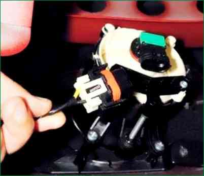 Replacing bulbs and fog lamp housing of a Chevrolet Niva car