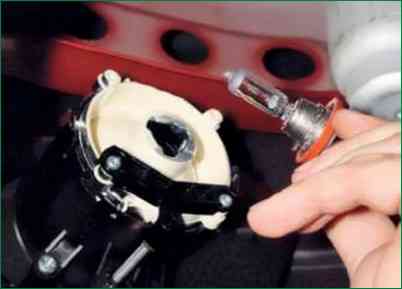 Reemplazo de lámparas y carcasa de faros antiniebla de un automóvil Chevrolet Niva