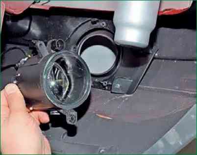 Replacing lamps and fog lamp housing of a Chevrolet Niva car