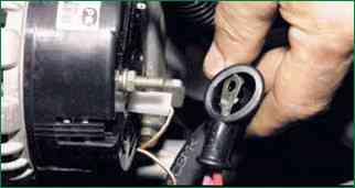 Entfernen und Installieren des Niva Chevrolet-Generators