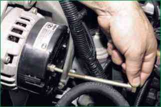 Entfernen und Installieren des Niva Chevrolet-Generators
