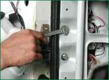 Cómo quitar e instalar una puerta trasera Chevrolet Niva