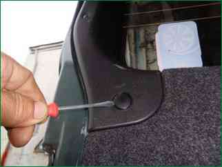 How to remove and install a Chevrolet Niva rear door