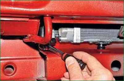 How to remove the VAZ-2123 air conditioner condenser
