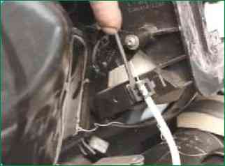 Entfernen und Installieren des Lufteinlasses, der Stangen und Halterung für Heizungshebel Niva Chevrolet
