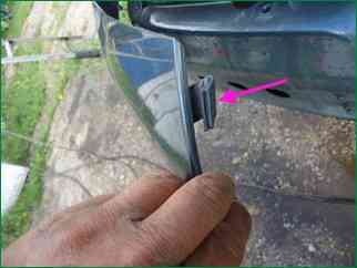 Cómo quitar el parachoques delantero de un Chevrolet Niva de 2009