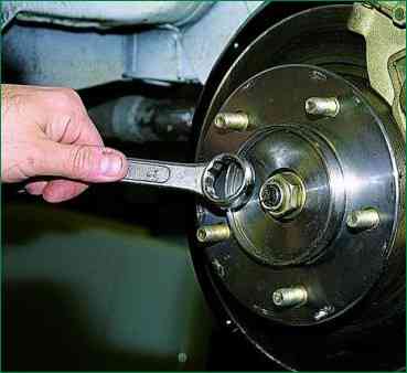 Adjusting the clearance in the hub bearings VAZ-2123