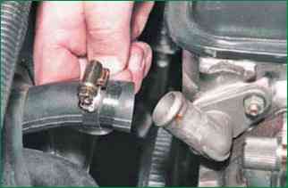 Extracción e instalación del motor de un automóvil Chevrolet Niva