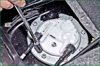 Reparatur des Kraftstoffpumpenmoduls des Niva Chevrolet