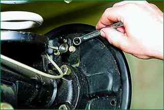 Cómo reemplazar un cilindro esclavo de freno trasero Niva Chevrolet
