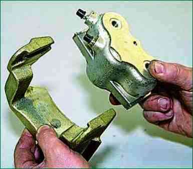 Replacing Niva Chevrolet front brake cylinders