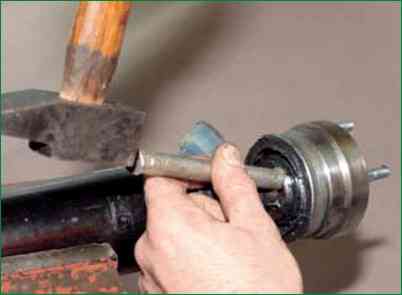 Removing the CV joint from the Niva Chevrolet drive shaft