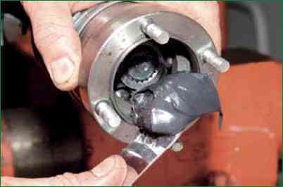 Removing the CV joint from the Niva Chevrolet drive shaft