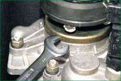 Removing and installing Niva Chevrolet intermediate shaft