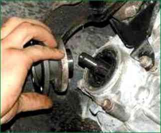 Replacing the seals of the shafts of the transfer case VAZ-2123