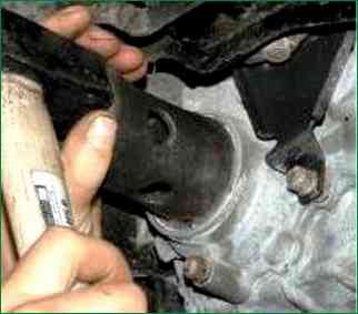 Replacing the oil seals of the VAZ-2123 transfer case shafts