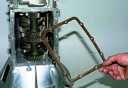 Demontage und Montage eines Getriebes eines VAZ-21213 Auto
