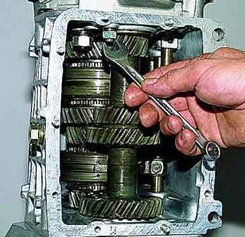 Desmontaje y montaje de la caja de cambios de un VAZ-21213 car
