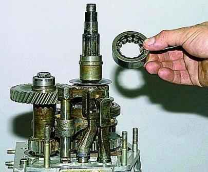 Demontage und Montage eines Getriebes eines VAZ-21213 car