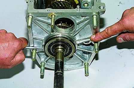 Disassembling and assembling a gearbox of a VAZ-21213 car